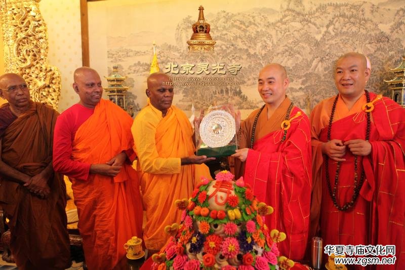 靈光寺承辦“佛牙舍利與中斯佛教文化交流”座談會(huì) 中斯高僧佛牙塔上共祈世界和平 靈光寺承辦“佛牙舍利與中斯佛教文化交流”座談會(huì) 中斯高僧佛牙塔上共祈世界和平