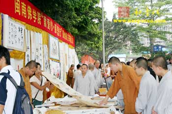 愛(ài)心捐款仍在繼續(xù) 賑災(zāi)義賣又掀新高潮 愛(ài)心捐款仍在繼續(xù) 賑災(zāi)義賣又掀新高潮