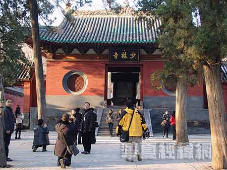 兩岸媒體聯(lián)合采訪團參觀嵩山少林寺 兩岸媒體聯(lián)合采訪團參觀嵩山少林寺