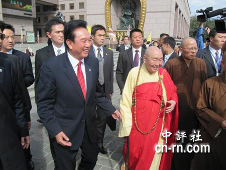 陳云林會(huì)長(zhǎng)拜訪中臺(tái)禪寺開(kāi)山方丈惟覺(jué)長(zhǎng)老(圖) 陳云林會(huì)長(zhǎng)拜訪中臺(tái)禪寺開(kāi)山方丈惟覺(jué)長(zhǎng)老(圖)