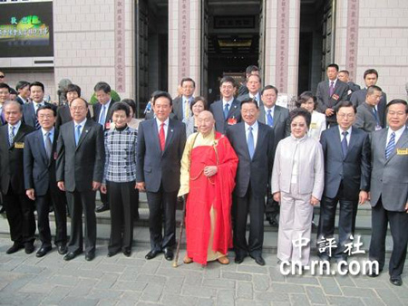 陳云林會(huì)長(zhǎng)拜訪中臺(tái)禪寺開(kāi)山方丈惟覺(jué)長(zhǎng)老(圖) 陳云林會(huì)長(zhǎng)拜訪中臺(tái)禪寺開(kāi)山方丈惟覺(jué)長(zhǎng)老(圖)