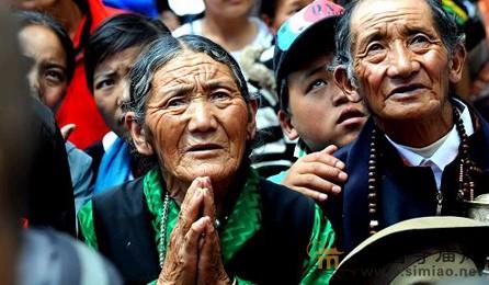 西藏甘丹寺舉行盛大展佛活動 吸引萬名信眾朝拜佛像 西藏甘丹寺舉行盛大展佛活動 吸引萬名信眾朝拜佛像