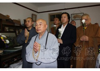 ��ӡ�L(zh��ng)��ǰ�����ϼ��е���ꐰŮʿ