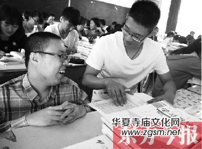 洛陽大學(xué)生患病與輪椅為伴 好同桌背其上學(xué)7年 洛陽大學(xué)生患病與輪椅為伴 好同桌背其上學(xué)7年