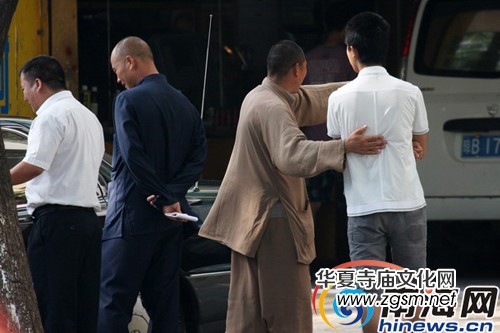 三亞:假和尚索財(cái)需警惕 國(guó)家政策不允許僧人街頭化緣 三亞:假和尚索財(cái)需警惕 國(guó)家政策不允許僧人街頭化緣