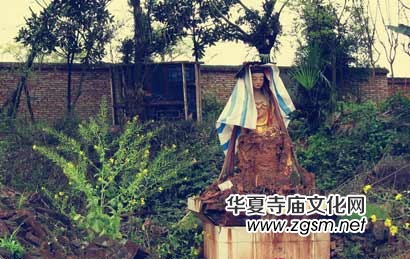 荒山廢寺古塔猶存 殘缺佛像頭頂編織袋顯怪誕之美 荒山廢寺古塔猶存 殘缺佛像頭頂編織袋顯怪誕之美