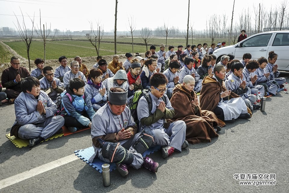 農(nóng)歷正月初十傳果法師三步一拜五臺(tái)山 農(nóng)歷正月初十傳果法師三步一拜五臺(tái)山
