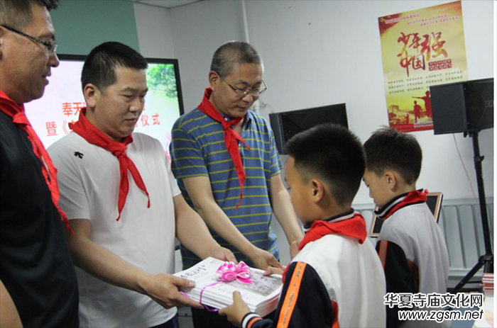 第二屆《奉天詩歌獎》捐贈活動圓滿完成 第二屆《奉天詩歌獎》捐贈活動圓滿完成