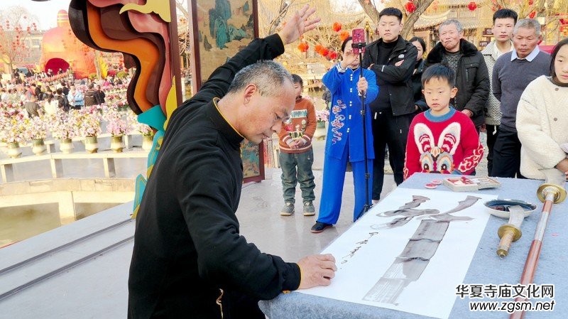 武林關(guān)公刀書靳有良龍年春節(jié)在翰園獻(xiàn)藝 武林關(guān)公刀書靳有良龍年春節(jié)在翰園獻(xiàn)藝